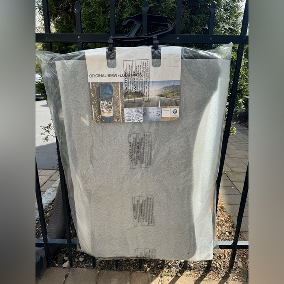 BMW 7er All Weather Floor Mats - Front - Picture 4 of 5